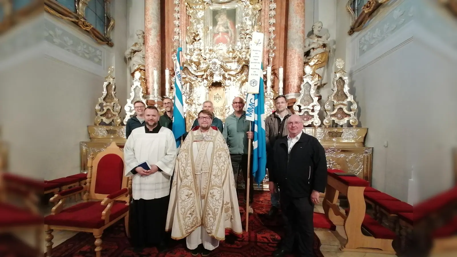 Vor dem Altar mit dem Mariahilf-Gnadenbild (von links erste Reihe) Mesner Mathias Schatz, Vizepräses Pater Seraphin, Präfekt Michael Koller, (dahinter von links) die Bannerabordnungen mit Stefan Ströhl, Oliver Weiß Gerhard Meier, Wolfgang Gerl und Uli Hübner. <br><br> (Bild: Anna Dobmeier )