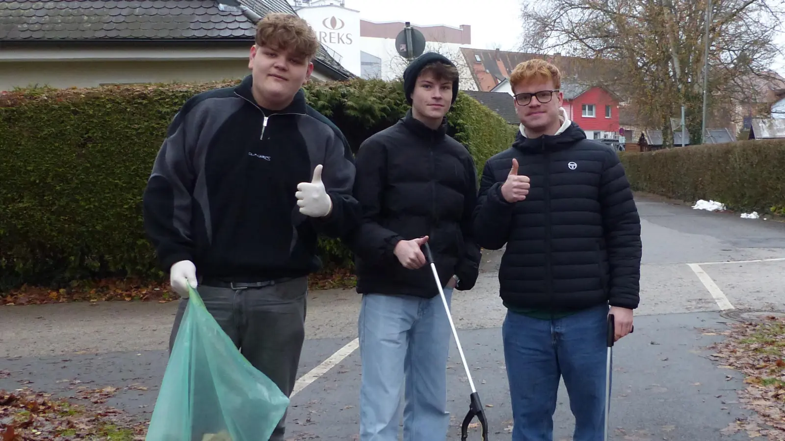 Mit Greifern und Müllsäcken machen sich die Schüler auf den Weg in den nahegelegenen Stadtpark (Bild: Simon Hambeck)