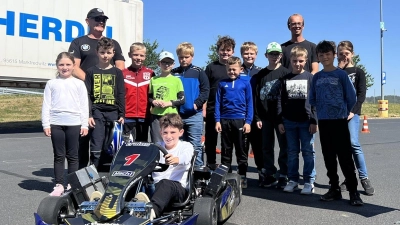 Die jungen Motorsportlerinnen und -sportler. (Bild: Hubert Ernstberger)