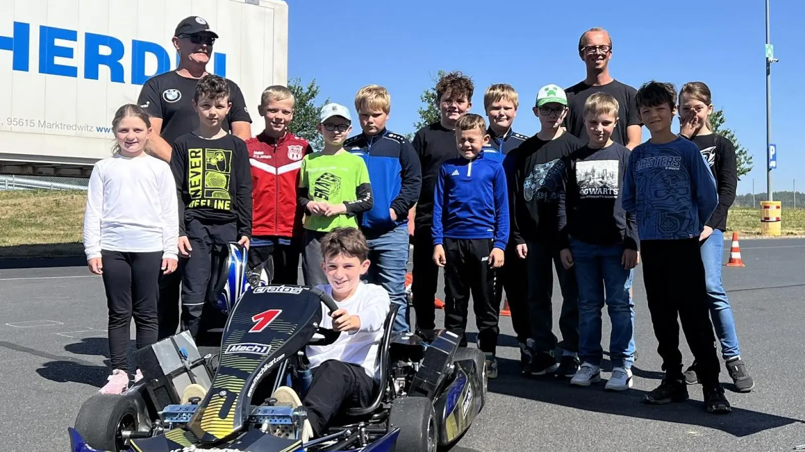 Die jungen Motorsportlerinnen und -sportler. (Bild: Hubert Ernstberger)
