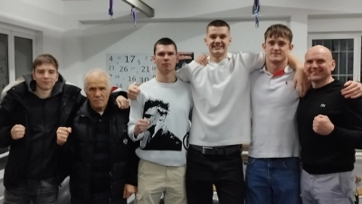 Bei der Weihnachtsfeier des BC Amberg wurden auch die herausragenden Kämpfer geehrt. Von links: Dima Kurjanowitsch, Trainer Achmed Göksu, Kirill Burbach, Dietrich Hermann, Eric Propp, Cheftrainer Ruslan Schönfeld. (Bild: Monika Ziegeler)