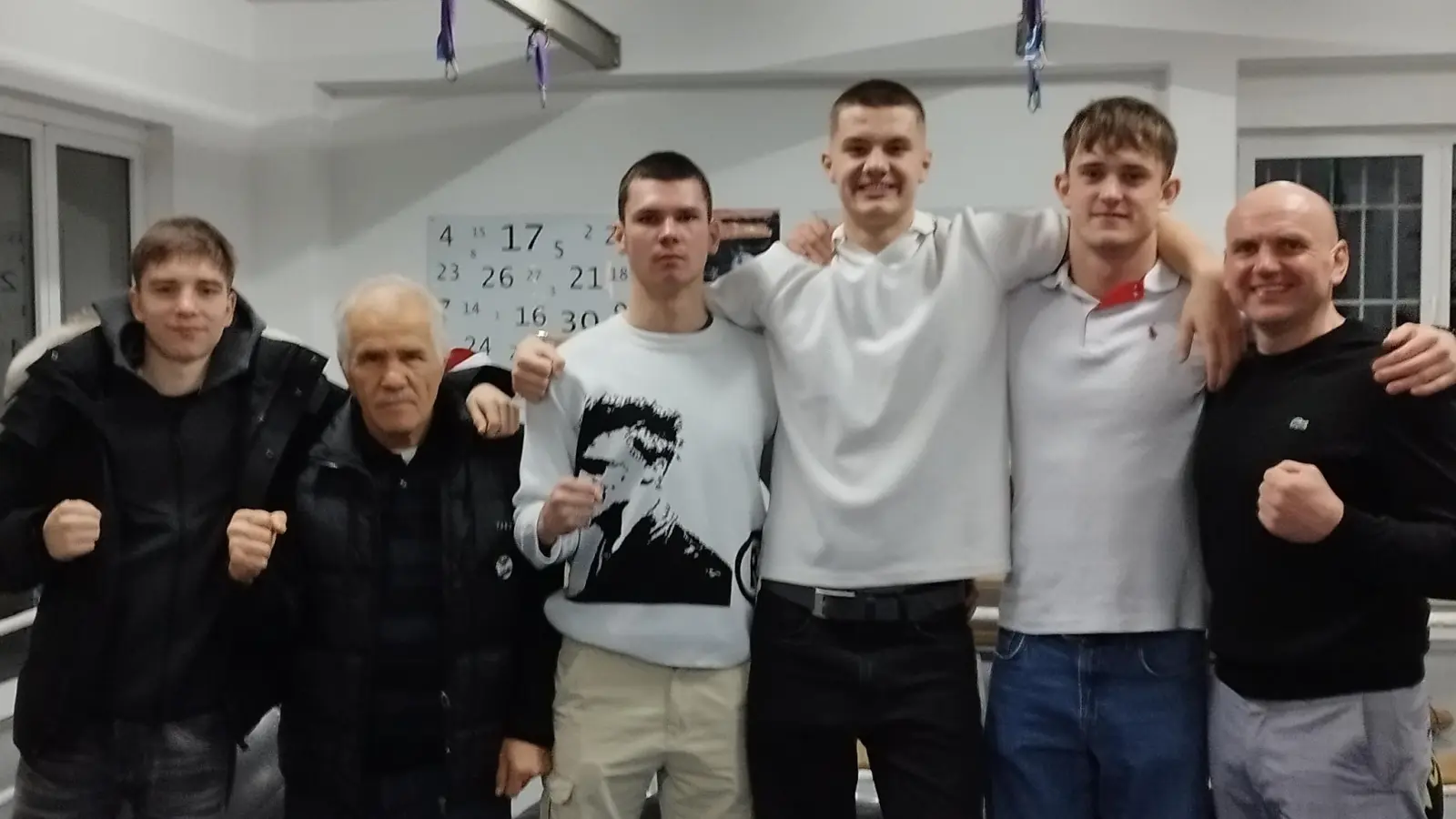 Bei der Weihnachtsfeier des BC Amberg wurden auch die herausragenden Kämpfer geehrt. Von links: Dima Kurjanowitsch, Trainer Achmed Göksu, Kirill Burbach, Dietrich Hermann, Eric Propp, Cheftrainer Ruslan Schönfeld. (Bild: Monika Ziegeler)