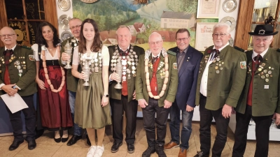 Michael Panhans, Isabel Erl und Richard Förster (Dritter bis Fünfter von links) sind die neuen Könige bei den Adlerschützen Mitterhöll. (Bild: Hubert Lukas)