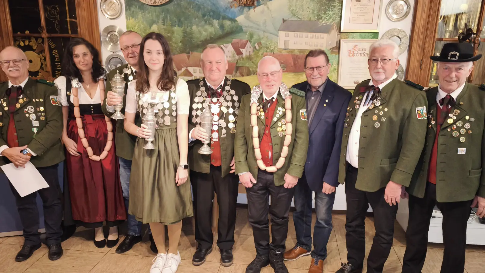 Michael Panhans, Isabel Erl und Richard Förster (Dritter bis Fünfter von links) sind die neuen Könige bei den Adlerschützen Mitterhöll. (Bild: Hubert Lukas)