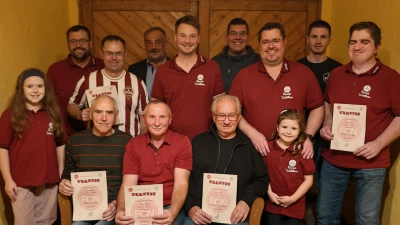 Die neu gewählte Vorstandschaft mit den geehrten Mitgliedern des FCN-Fanclubs Waldthurn sowie Bürgermeister Josef Beimler. (Bild: Matthias Bergler)