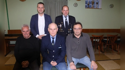 Die neue Vorstandschaft der KSK Ebnath: v.v.li Manfred Kratzer, Manfred Riedl, Werner Kaden, hi.v.li Bürgermeister Wolfgang Söllner, stellvertretender Kreisvorsitzender Ingo Pürner. (Bild: Josef Söllner)