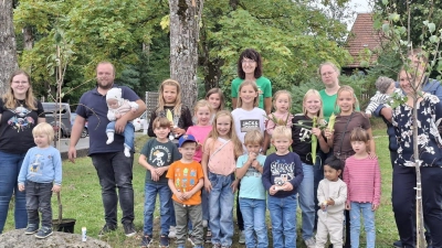 Beim Fischessen wurden die Neugeborenenbäume übergeben und die größten Zuckermaiskolben wurden prämiert. (Bild: Irlbacher Martina)