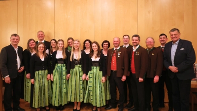 v.l.n.r. Lothar Prechtl, Eva-Maria Mang, Markus Breitschaft, Verena Schleicher, Christina Lasser, Selina Ehlerding, Franziska Meier, Anja Scheibl, Stefanie Scheuerer, Christin Ehlerding, Karin Hiller, Josef Scheibl, Thomas Scharl, Benedikt Schleicher, Josef Zilch, Matthias Flierl, Franz Ziegelmeier. (Bild: Maria Bittner)