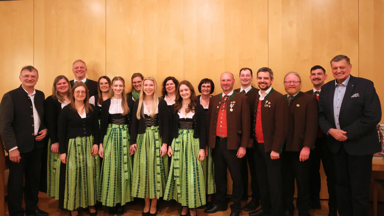 v.l.n.r. Lothar Prechtl, Eva-Maria Mang, Markus Breitschaft, Verena Schleicher, Christina Lasser, Selina Ehlerding, Franziska Meier, Anja Scheibl, Stefanie Scheuerer, Christin Ehlerding, Karin Hiller, Josef Scheibl, Thomas Scharl, Benedikt Schleicher, Josef Zilch, Matthias Flierl, Franz Ziegelmeier. (Bild: Maria Bittner)
