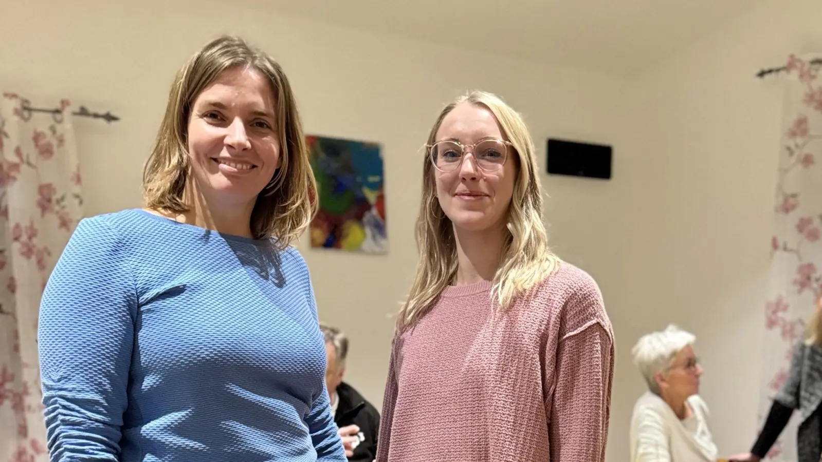 Karin Pschierer (rechts neben Laura Weber) wurde neu in den Vorstand gewählt; sie wird sich um Social Media kümmern. (Bild: Gabi Eichl)