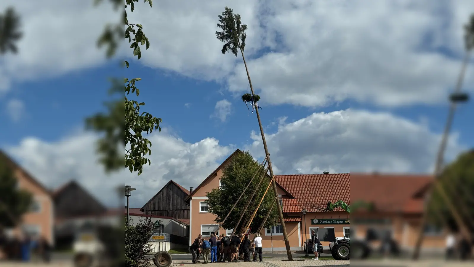 gemeinsames Baumaufstellen der Dorfbewohner in Neuzirkendorf. (Bild: Nicole Schusser-Schindler)