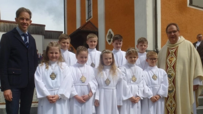 Die Erstkommunionkinder mit Pfarrer Markus Urban und Rektor Lothar Drachsler.  (Bild: Adolf Mandl)