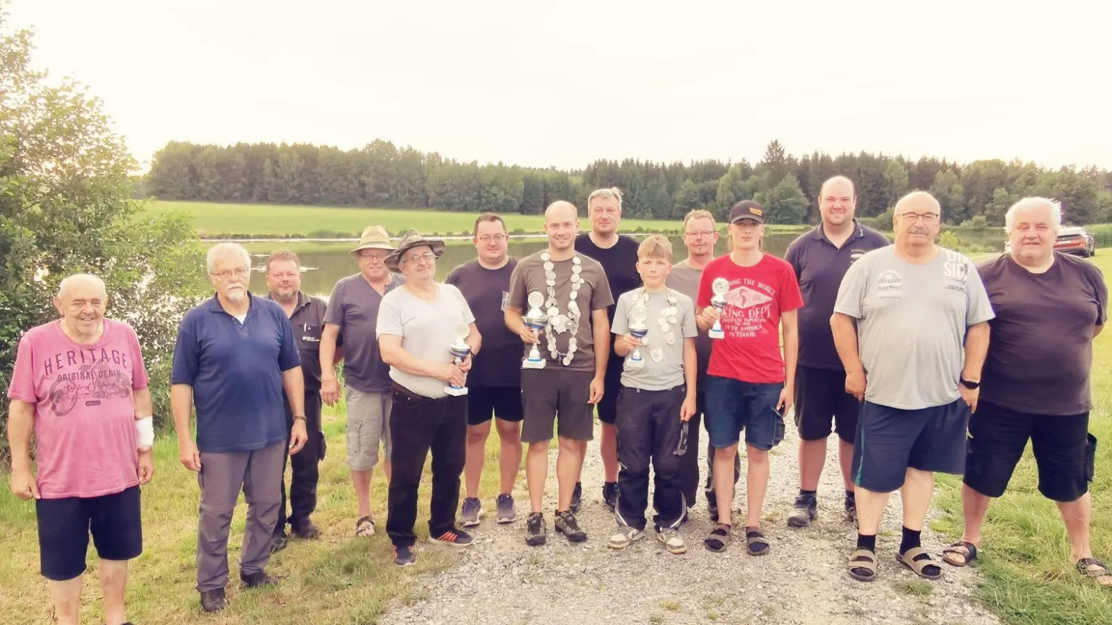 Vorsitzender Karl Roth (li) und Sportwart Christoph Kulzer (3.v.r.) dankten allen für die Teilnahme und gratulierten den Königen zu ihrem Fangergebnis. (Bild: Karl Ziegler)