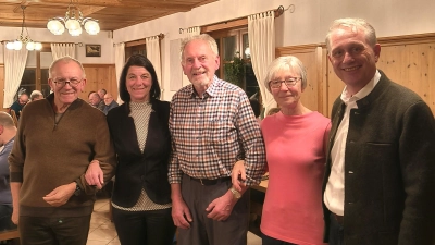 Wanderkassier Josef Lang, Claudia Kammerl und Erster Bürgermeister Hermann Böhm dankten Petr Sevcic und seiner Frau Christine für ihr langjähriges ehrenamtliches Wirken. (Bild: Heike Klober)