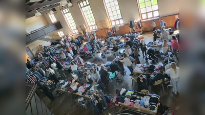 Besucher*nnen stöberten den gesamten Nachmittag über zahlreich durch die angebotenen Waren. (Bild: Steffi Hasenfürter )