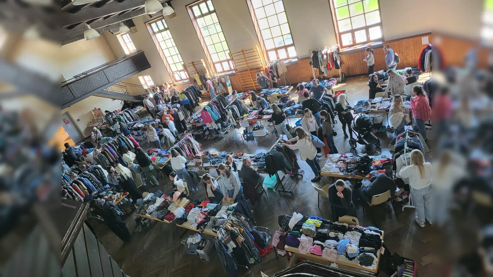 Besucher*nnen stöberten den gesamten Nachmittag über zahlreich durch die angebotenen Waren. (Bild: Steffi Hasenfürter )