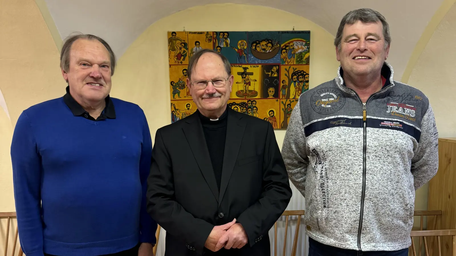 Von links nach rechts , neuer Kirchenpfleger Erwin Hoffmann, Pfarrer Heribert Stretz und der bisherige Kirchenpfleger Thomas Murr  (Bild: Leonhard Zintl )