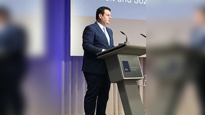 Hubertus Heil spricht bei der SPD-Veranstaltung auf dem Gillamoos in Abensberg. (Bild: exb)