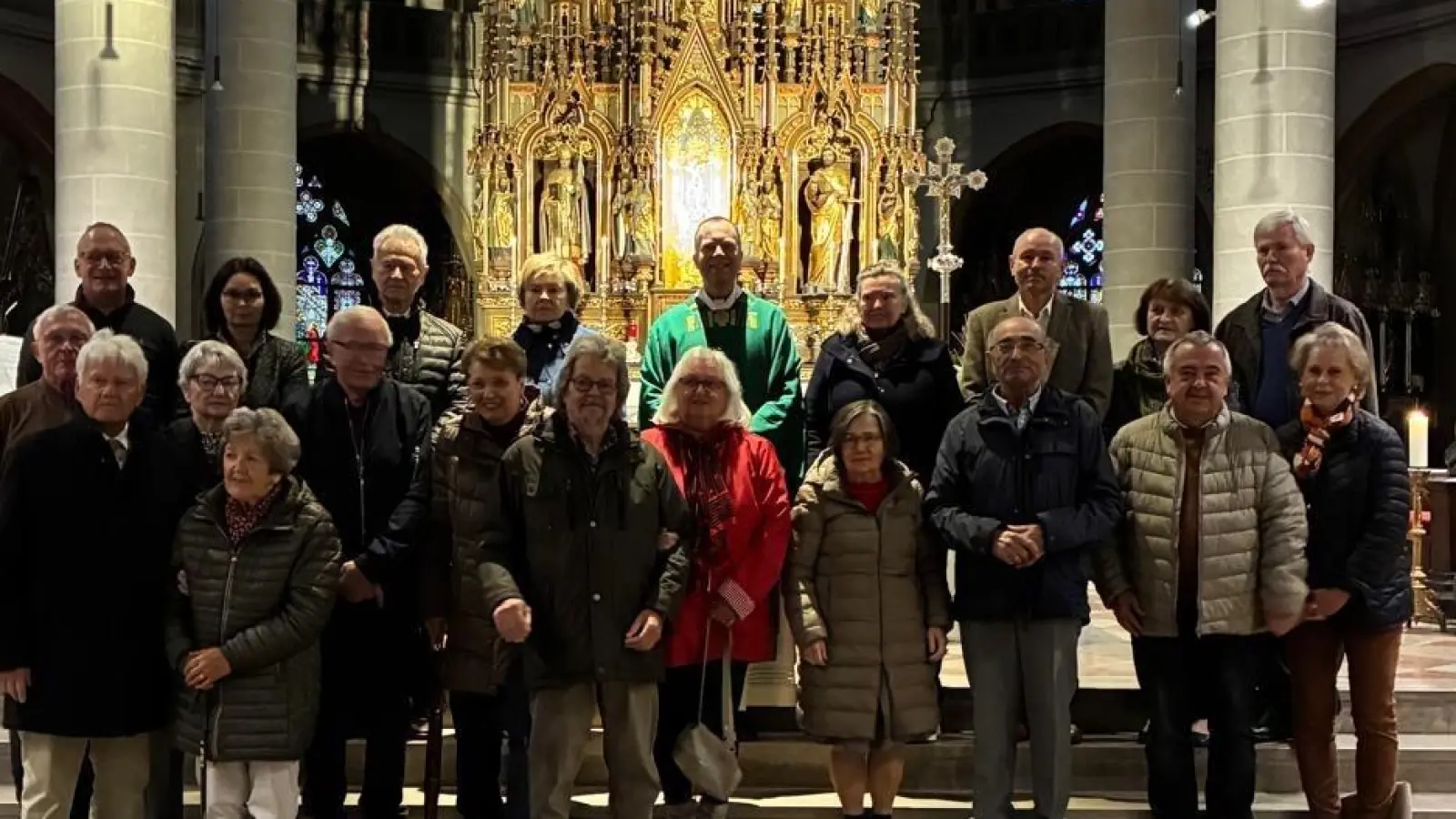 Das Foto zeigt die anwesenden Ehejubilare zusammen mit Stadtpfarrer Thomas Helm. (Bild: Chiara Großer)
