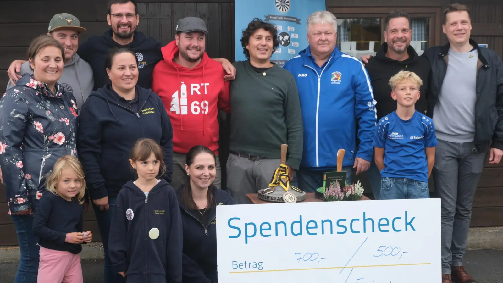 Mit Spenden an die Raigeringer Kinderfeuerwehr „Hydrantenbande“ und an die Raigeringer Eisstocksparte bedankten sich Vertreter von Round Table 69 Amberg für die Unterstützung beim Turnier. Bild: Uschald (Bild: Hubert Uschald)