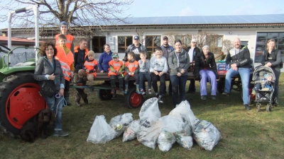 Fleißig war die Gemeinschaft für Schöpfung, Umwelt und Kultur 2026 wieder einmal, wie man sieht, bei der Frühjahrsaktion Ramadama. Und die zahlreichen kleinen sowie großen Helfer waren sichtlich stolz auf ihr Tagwerk, aufs dabei sein und das Miteinander. (Bild: Michael Götz)