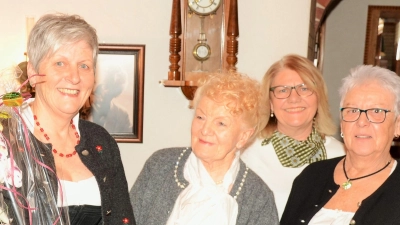 Irmgard Faderl gratuliert der Jubilarin Hildegard Eckert mit Helga Sperber und Ursula Zimmer. (Bild: Erwin Kolb)