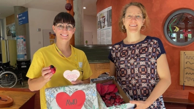 Erzieherin Elisabeth Lieberknecht (rechts) überraschte Stationsleiterin Daniela Thorn-Peetz in der Kinderklinik Weiden mit einer Kiste voller bunter Kieselsteine für kranke Kinder. Die Mädchen und Buben der AWO-Kita „Regenbogenland“ aus Altenstadt/WN hatten die Steine so verziert, dass daraus hübsche Marienkäfer entstanden. (Bild: Friedrich Peterhans)