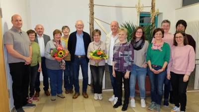 Die verabschiedeten Vorstandsmitglieder Roswitha Hubmann(4.v.li.), Eduard Eckl(6.v.li.), Rita Heindl(7.v.li) mit dem neuen Vorstandsteam und Kreisfachberater Markus Fuchs (li.) und 2. Bgm. Georg Götz (3.v.li.) (Bild: Markus Hubmann)