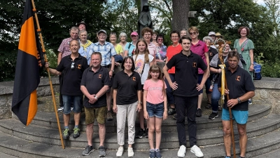 v. l. Vorstand Hans Herrmann mit dem Banner; v. r. Toni Flöttl mit dem Pilgerkreuz; h. l. Gemeindereferent Christian Glaser. (Bild: Daniel Herrmann)