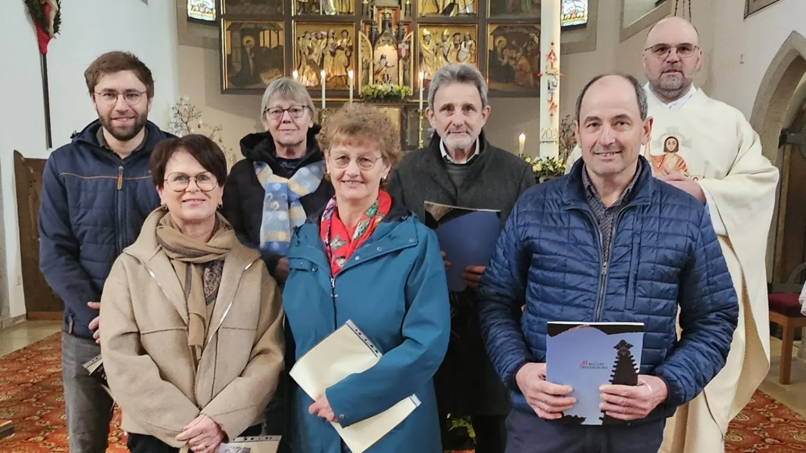 v.l Dieter Hösl, Angelika Lippert, Elisabeth Lang, Martha Prechtl, Günter Danzl, Michael Maier, Pfr. Hans Spitzhirn. (Bild: Martin Wolf)