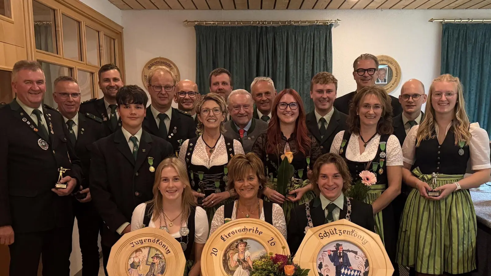 Vorne sitzend v. l.: Jugendkönigin Nele Heinrich, Schützenliesl Brigitte Reng, Schützenkönig Felix Heinrich; Stehend v. l.: Franz Fruth, Gottlieb Schäffer, Markus Schäffer, Jakob Rumpler, Anton Heldmann, Willibald Donhauser, Petra Donhauser, Stefan Schadl, Dr. Ulrich Schmid, Alfred Schadl, Johanna Fruth, Andreas Heldmann, Stefan Koller, Anita Heldmann, Sebastian Gebhard, Simone Heldmann (Bild: Patrizia Schäffer)