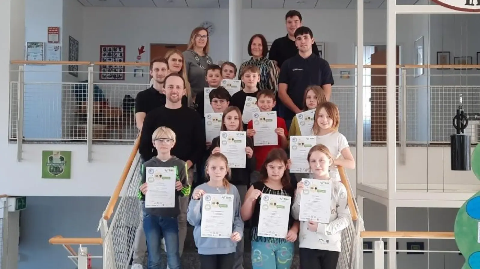 Die Schülerinnen und Schüler mit Vertretern der Sponsoren (von links): Sebastian Heining (Fa.Meyer), Andreas Reitinger (Autohaus Reitinger), Theresa Schuster (MS-Agrartechnik), Gabi Dlubal (Dlubal Software GmbH), nicht auf dem Foto der Vertreter der Fa.Pool Systems. Mit auf dem Bild die Rektorin und Klassleitung Frau Eichstetter sowie die Auszubildenden der Fa.Meyer, Leon Rötzer und Maier Hannes. (Bild: Heidi Schindler)