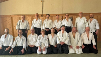 Die am Lehrgang anwesenden Aikidoka. Links im Hintergrund stehend Werner Winkler.  (Bild: Valerii Carlov)