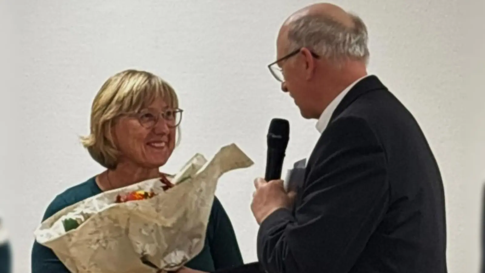 Pfarrer Herbert Rösl überreicht der Pfarrsekretärin Frau Rita Schneeberger einen Blumenstrauß zu ihrem 25-jährigen Dienstjubiläum im Pfarrbüro Teunz (Bild: Milena Schmal)