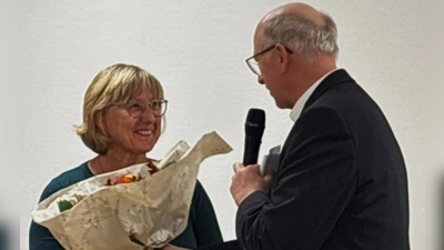 Pfarrer Herbert Rösl überreicht der Pfarrsekretärin Frau Rita Schneeberger einen Blumenstrauß zu ihrem 25-jährigen Dienstjubiläum im Pfarrbüro Teunz (Bild: Milena Schmal)