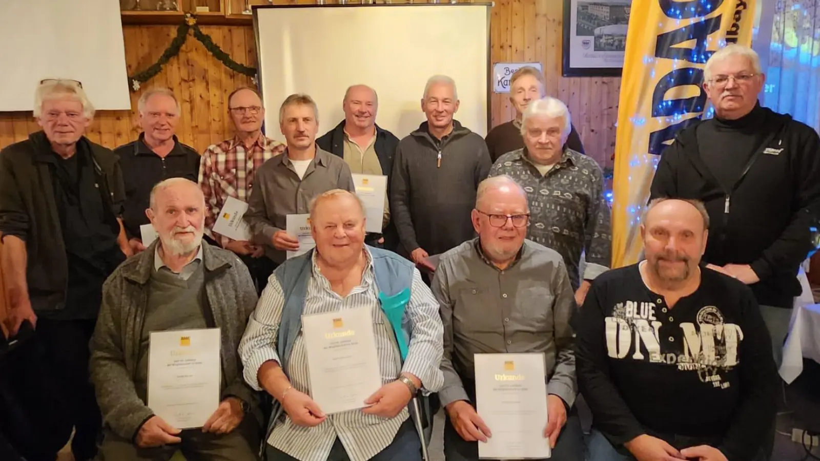 Für 40 und 50 Jahre Migliedschaft zeichnete der ADAC treue Mitglieder aus.Die Ehrungen überreichten Hans Walter ,ADAC(hinten links )und der Vorstand des MSC Wiesau Karl-Heinz Dietrich(hinten rechts). (Bild: Michael Sollfrank)