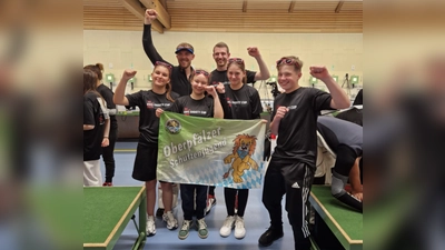 1. Reihe von li. nach re. : OSB Schützen der Oberpfalz : Lucie Leistner, Fiona Merkl, Jana Stahl und Nico Schürger<br>2. Reihe von li. nach re: Bundeskaderschützen Dallinger Maximilian und Köppl Andreas. (Bild: Angelika Stahl)