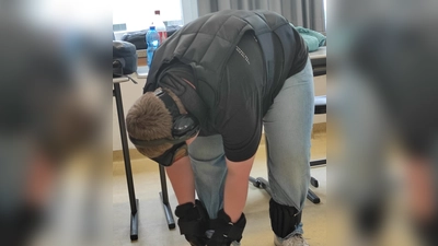 Schüler beim Versuch sich die Schuhe zu binden. (Bild: Ulrike Kraus)