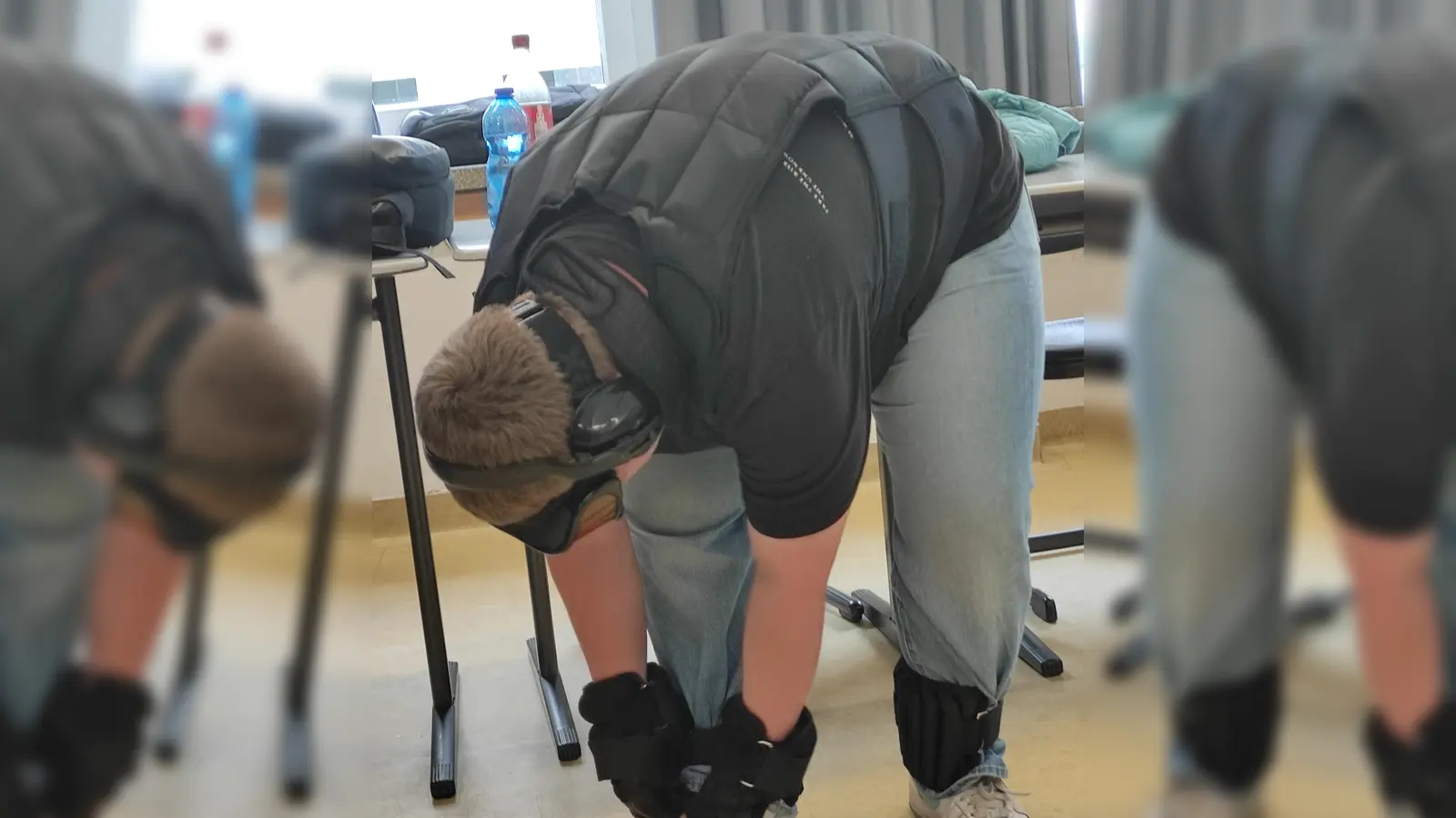 Schüler beim Versuch sich die Schuhe zu binden. (Bild: Ulrike Kraus)