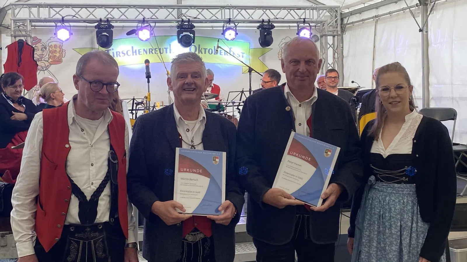 Von links: 1. Vorstand der Stadtkapelle Tirschenreuth Stefan Reber, die beiden geehrten Musiker Martin Bartsch und Peter Hamm und Kreisdirigentin des Nordbayerischen Musikbunds Laura Dietl (Bild: Lena Roderer)