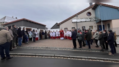 Am Kinderhaus in Waldeck weihte Pfarrer Thomas Kraus die mitgebrachten Palmbuschen und führte nach dem Kreuz die Prozession zur Pfarrkirche an. (Bild: Claudia Hösl)