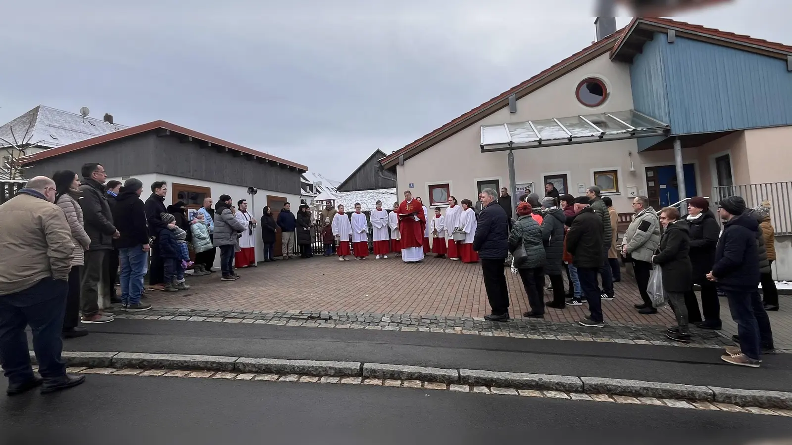 Am Kinderhaus in Waldeck weihte Pfarrer Thomas Kraus die mitgebrachten Palmbuschen und führte nach dem Kreuz die Prozession zur Pfarrkirche an. (Bild: Claudia Hösl)