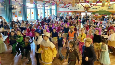 Volle Tanzfläche beim Högenbachtaler Kinderfasching (Bild: Andrea Bauer)