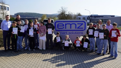 Urkundenverleihung nach erfolgreicher Teilnahme beim Kurs „Schüler entdecken Technik“ bei der Firma emz-Hanauer in Nabburg. (Bild: Helmut Schönberger)