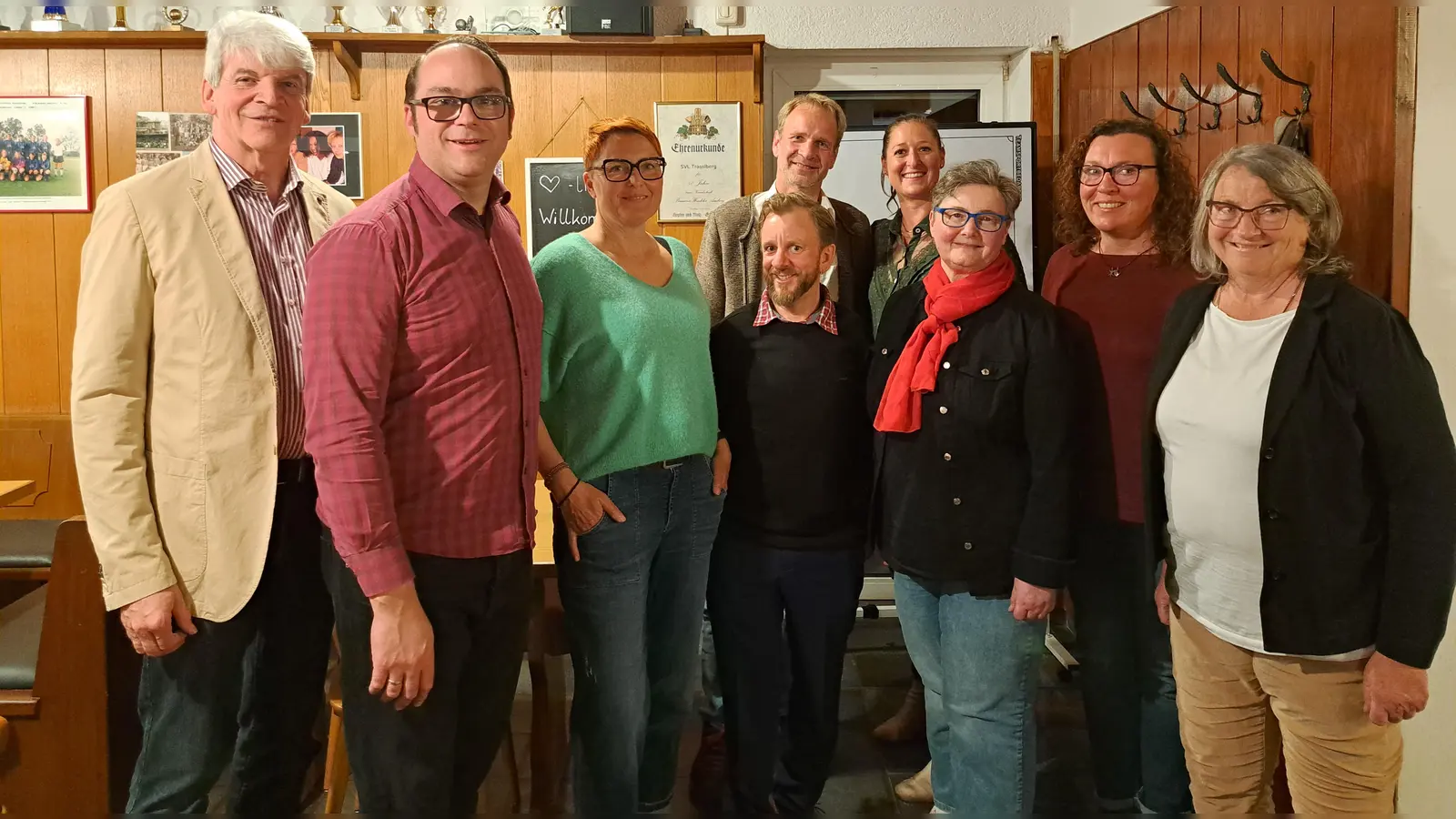 SPD-Kreisvorsitzender Michael Rischke gratuliert Michael Gradl, Petra Busch, Johannes Ambros, Markus Zagel, Anna Heigl, Margit Müller, Stefanie Scheithauer und Waltraud Lobenhofer zur Wahl in den Vorstand der Poppenrichter SPD. (Bild: Ingrid Kandziora)