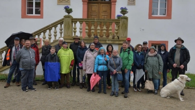 Die Wandergruppe vor Schloss Wolframshof. (Bild: Helmut Greger)