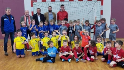 Auf dem Bild sind die Bambini-Kicker mit drei der vier Schirmherren zu sehen, die das Turnier unterstützten: obere Reihe zweiter von links Bernd Hoffmann, Hans-Georg Dobler, und Stefan Bergmann (Gasthaus Kräuterbeck). Es fehlt der vierte Schirmherr Wolfgang Bähnk.  (Bild: Uli Süßmann)