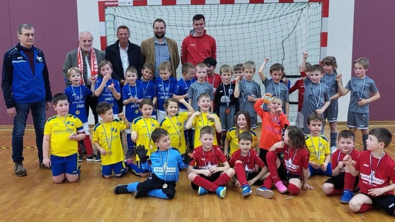 Auf dem Bild sind die Bambini-Kicker mit drei der vier Schirmherren zu sehen, die das Turnier unterstützten: obere Reihe zweiter von links Bernd Hoffmann, Hans-Georg Dobler, und Stefan Bergmann (Gasthaus Kräuterbeck). Es fehlt der vierte Schirmherr Wolfgang Bähnk.  (Bild: Uli Süßmann)