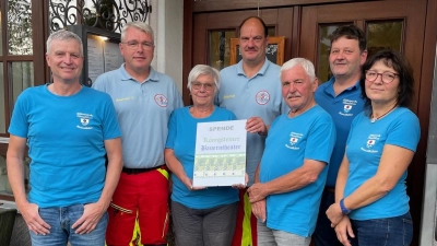 Im Bild v.l.n.r: Hans-Jürgen Pirner (Leiter des Bauerntheaters), Torsten Brunner, Helga Bernt, Marco Specht (Leiter First Responder) Franz Bernt, Jürgen Renner und Rosi Renner (Bild: Hans-Jürgen Pirner)