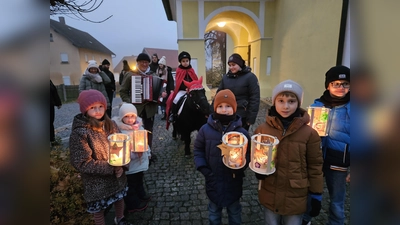 Ich geh mit meiner Laterne - fertig zum Lichterumzug. (Bild: Gabriele Buchbinder)